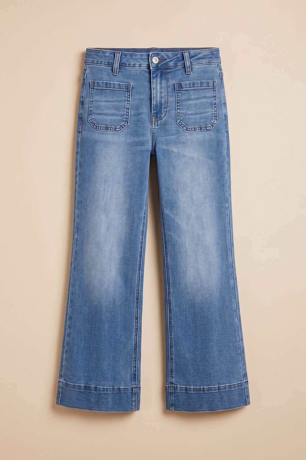 Cropped wide-leg jeans with patch pockets in a light blue wash